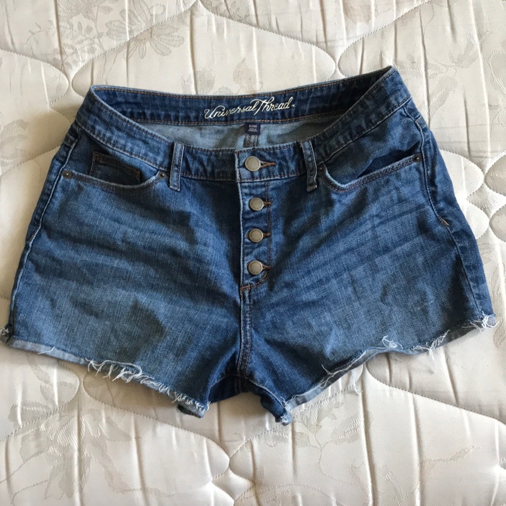 Universal thread shorts (only worn twice!!)